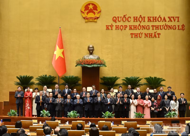Le président de l’Assemblée nationale, Tran Thanh Man, avec des représentants de l’Organisation des parlementaires d’amitié du Vietnam de la 16e législature et des délégués internationaux. Photo : NDEL.