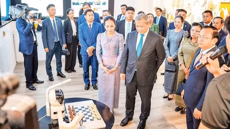 Le Premier ministre cambodgien Hun Manet en visite au Centre national d’innovation du Vietnam. Photo : NDEL.