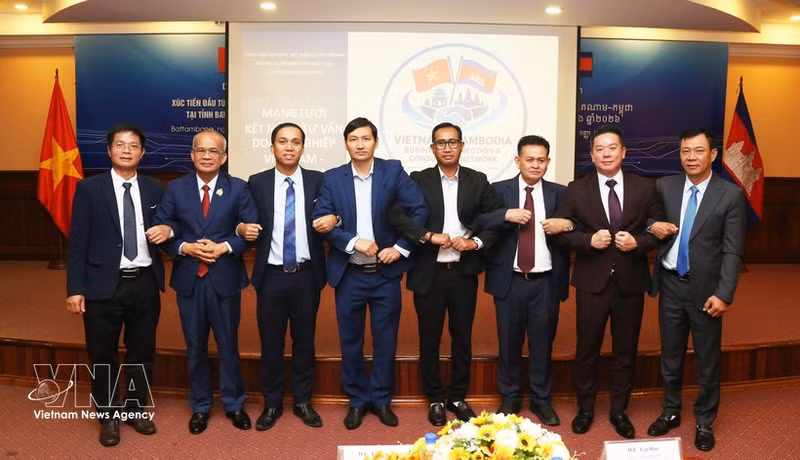 Les membres du conseil d’administration du Réseau de connectivité et de conseil aux entreprises Vietnam-Cambodge dans le Nord-Ouest cambodgien lors de son lancement au forum. Photo : VNA