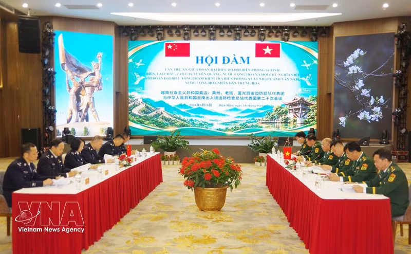 La 20e réunion au niveau provincial réunit les délégations des gardes-frontières des quatre provinces vietnamiennes de Diên Biên, Lai Châu, Tuyên Quang et Lao Cai et celle de la Station générale d’inspection des gardes-frontières à l’entrée et à la sortie du Yunnan, en Chine. Photo: VNA