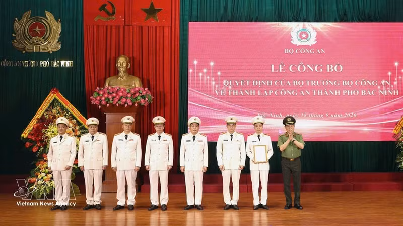 Le général Luong Tam Quang, ministre de la Sécurité publique, remet la décision et félicite la Police de la ville de Bac Ninh. Photo : VNA