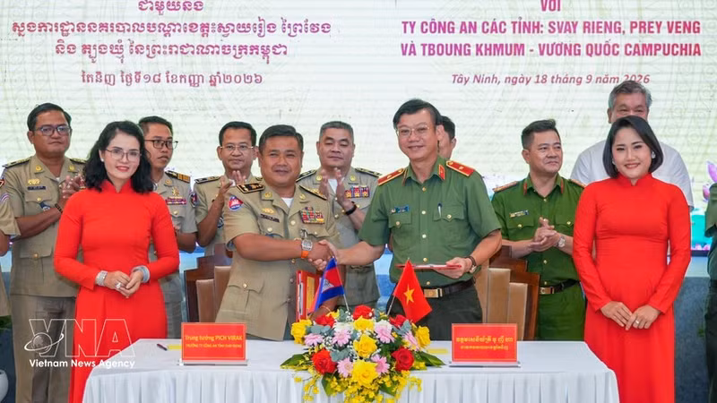 Lors de la cérémonie de signature de l'accord de coopération entre les polices de Tay Ninh et de Svay Rieng. Photo : VNA