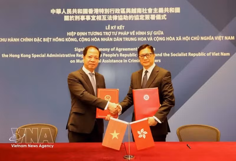 Le procureur général adjoint du Parquet populaire suprême du Vietnam, Trân Hai Quân et le secrétaire à la Sécurité de Hong Kong, Tang Ping-keung signent l'accord d’entraide judiciaire en matière pénale. Photo : VNA.