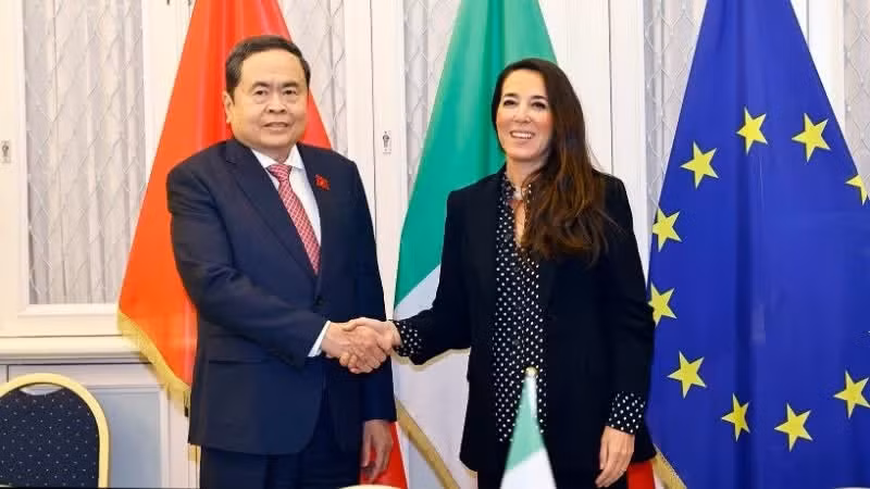 Le président de l’Assemblée nationale du Vietnam, Tran Thanh Man, et la vice-présidente du Sénat italien, Licia Ronzulli. Photo : VNA.