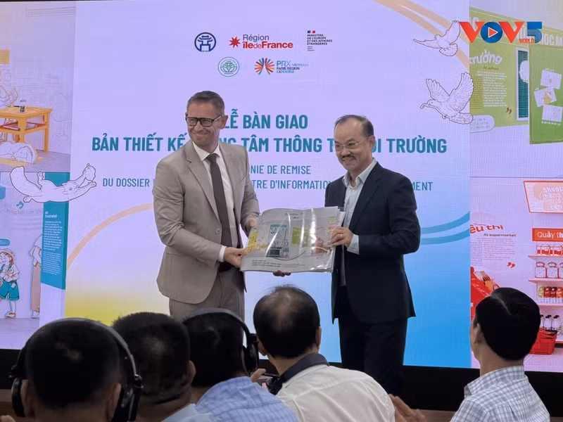 Stéphane Beaudet, vice-président du Conseil régional d'Île-de-France et Nguyên Huu Tiên, président du conseil des membres d'URENCO. Photo: VOV