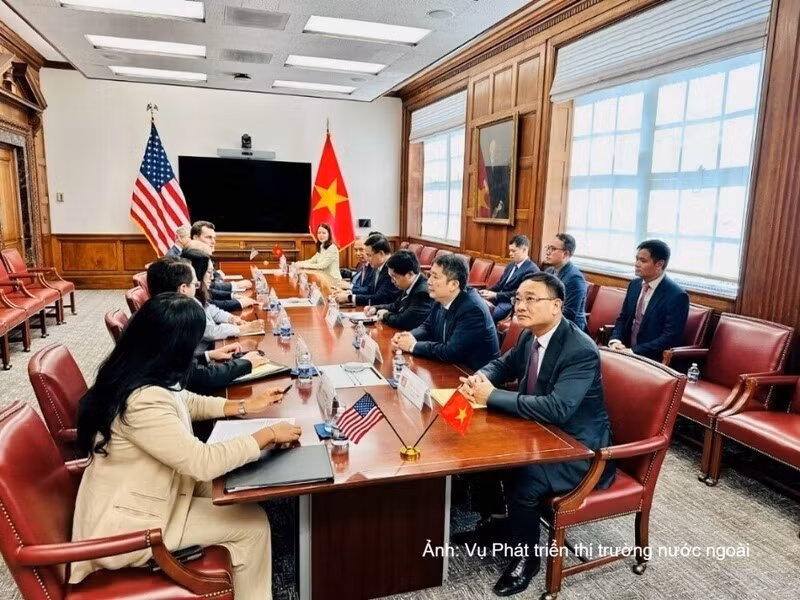Séance de travail entre le ministre vietnamien de l’Industrie et du Commerce, Le Manh Hung et le secrétaire américain au Commerce, Howard Lutnick. Photo : moit.gov.vn