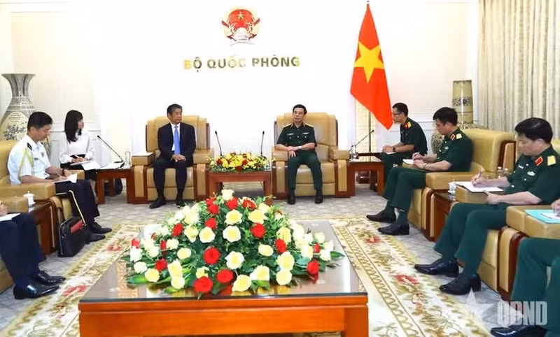 Le général d’armée Phan Van Giang (droite) reçoit l'ambassadeur du Japon au Vietnam, Ito Naoki, le 8 juillet à Hanoï. Photo: qdnd.vn