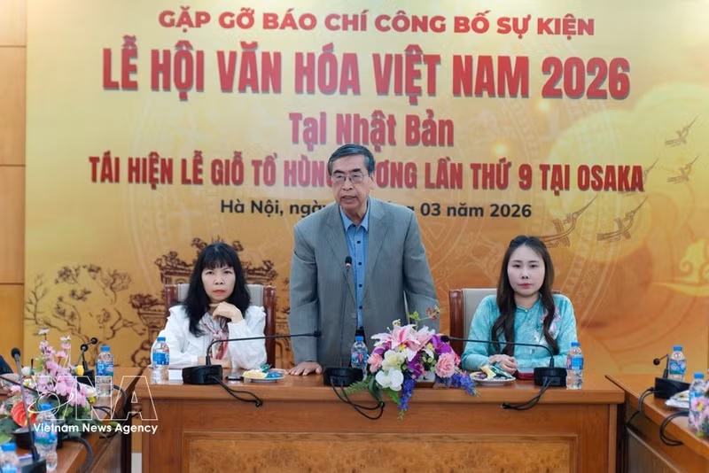 Nguyen Phu Binh, ancien vice-ministre des Affaires étrangères et président de l’Association de liaison avec les Vietnamiens résidant à l’étranger à la rencontre avec la presse. Photo : VNA.