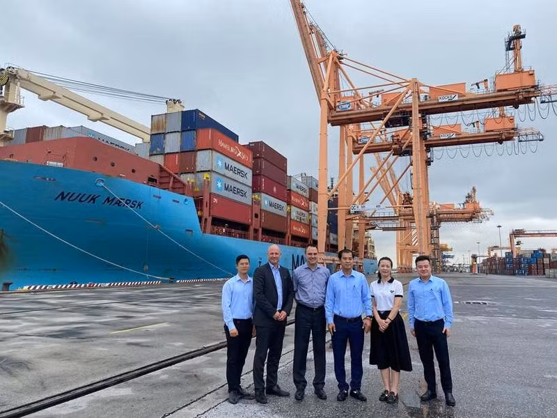 La délégation du port de Göteborg lors de la Vietnam International Sourcing Fair 2023 et en visite dans plusieurs ports vietnamiens. Photo : congthuong.vn