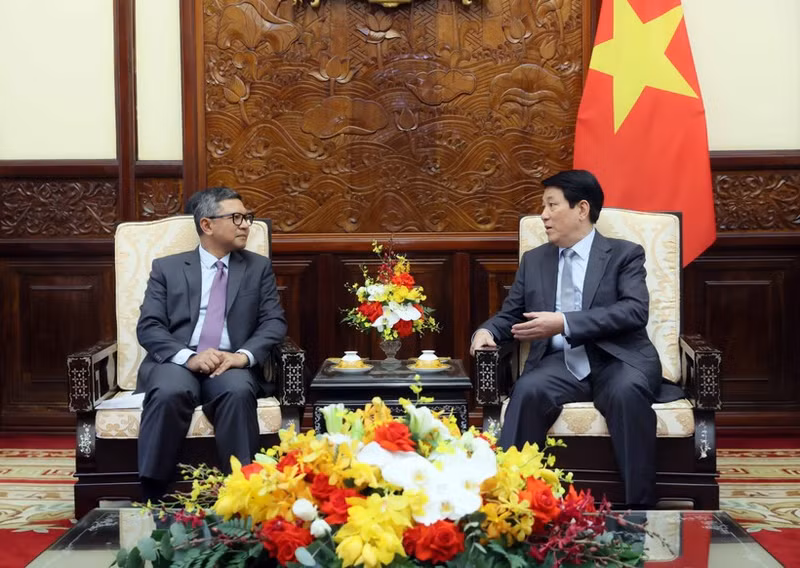 Le président Luong Cuong (droite) et l'ambassadeur d'Indonésie au Vietnam Denny Abdi. Photo: VNA
