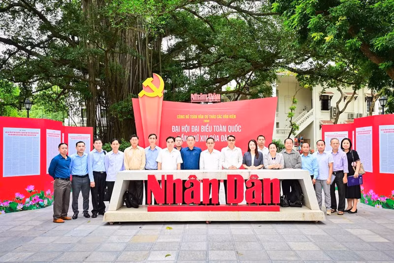 La délégation de journalistes laotienne pose pour une photo souvenir au siège du journal Nhân Dân. Photo : NDEL