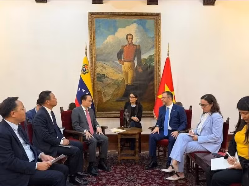 Entretien entre le ministre vietnamien des Affaires étrangères, Le Hoai Trung et son homologue vénézuélien, Yvan Gil Pinto. Photo : ministère vietnamien des Affaires étrangères