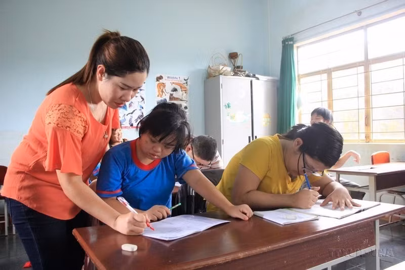 Un cours pour enfants touchés par l'agent orange à Gia Lai. Photo : VNA
