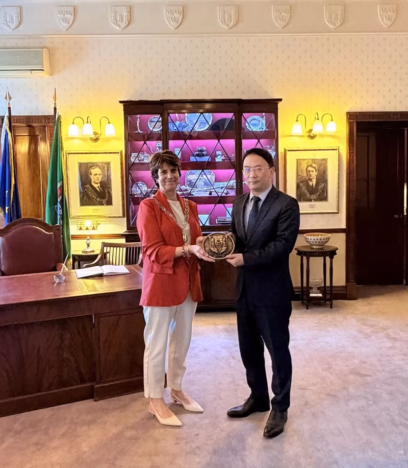 L'ambassadeur du Vietnam en Irlande, Pham Toàn Thang, et la maire adjointe de Cork, Margaret McDonnell. Photo : VNA.