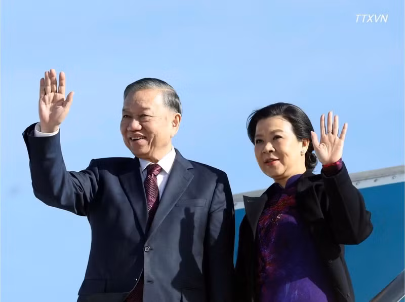Le secrétaire général du PCV et président vietnamien, To Lam, et son épouse, ont quitté Bruxelles le 24 octobre, achevant avec succès leur visite officielle auprès de l’UE et en Belgique. Photo : VNA.