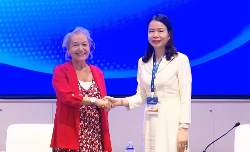 La vice-ministre vietnamienne des AE, Nguyen Minh Hang (à droite) reçoit la baronne Rosalie Winterton. Photo : baoquocte.vn.