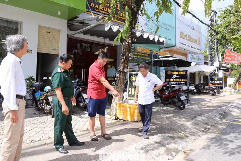 Truong Cong Son indique l’endroit où les restes de 25 soldats morts au combat ont été découverts, juste devant sa maison. Photo : tienphong.vn