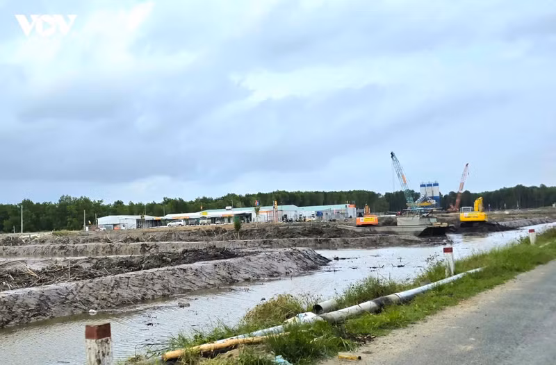 Le tronçon d'autoroute menant à la commune de Dat Mui est en construction. Photo : VOV.