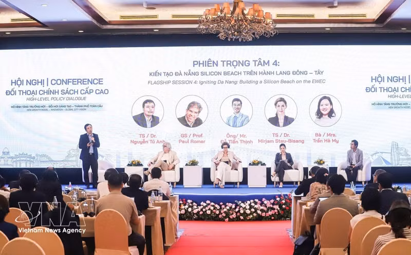 Mme Tran Ha My (première à droite) participe à la Conférence de dialogue politique de haut niveau sur les nouveaux modèles de croissance, l’innovation et les villes mondiales, en juillet 2026 à Da Nang, au Centre du Vietnam. Photo : VNA.