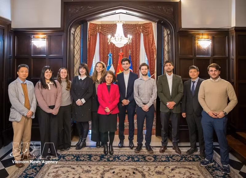 L’ambassadeur Ngo Minh Nguyet et un groupe de jeunes experts du Conseil argentin des relations étrangères (CARI). Photo : VNA.