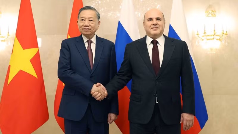 Le secrétaire général du Parti et président vietnamien To Lam (gauche) et le Premier ministre russe Mikhaïl Michoustine à Moscou. Photo : VNA.
