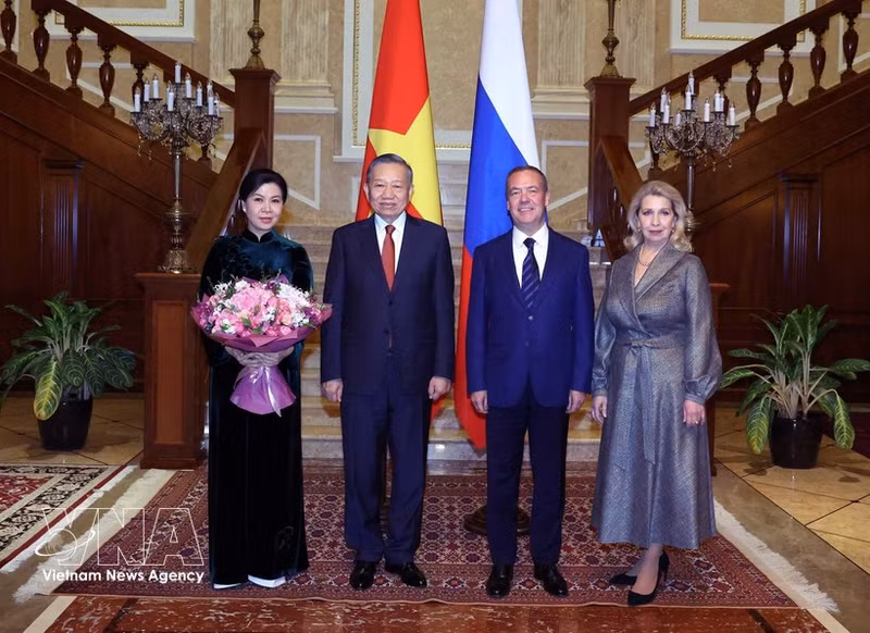Le secrétaire général du PCV et président vietnamien, To Lam, et son épouse, aux côtés de Dmitri Medvedev, président du parti Russie unie et vice-président du Conseil de sécurité de la Fédération de Russie, et de son épouse. Photo : VNA.