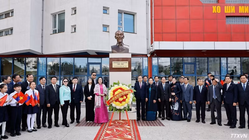 Le président de l'AN Tran Thanh Man, son épouse et la haute délégation déposent des fleurs devant le monument du Président Hô Chi Minh. Photo : VNA.