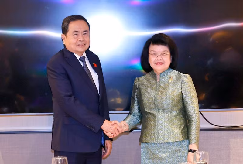 Le président de l’Assemblée nationale (AN) du Vietnam, Tran Thanh Man, rencontre la présidente de l’Assemblée nationale du Cambodge, Khuon Sudary. Photo : VNA.