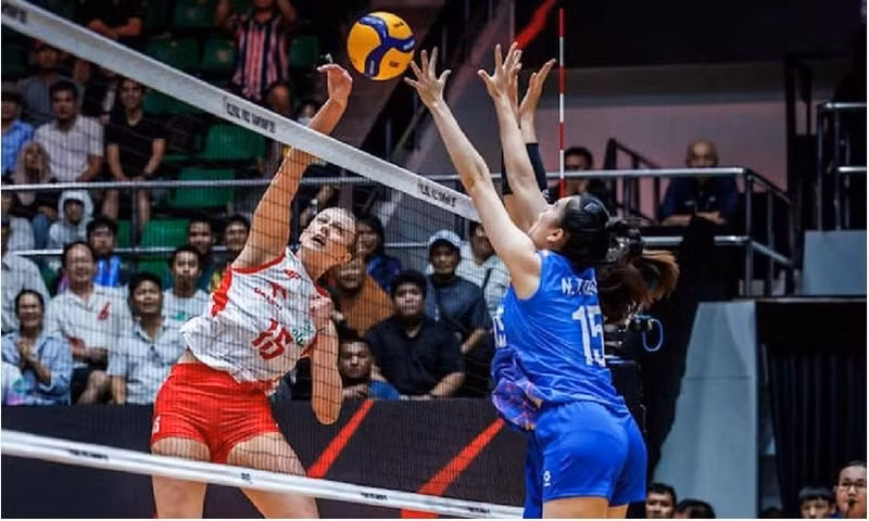 Les joueuses polonaises (en maillot blanc) ont démontré leur supériorité en s’imposant 3-1 face à leurs adversaires vietnamiennes après avoir perdu le premier set. Photo : FIVB.