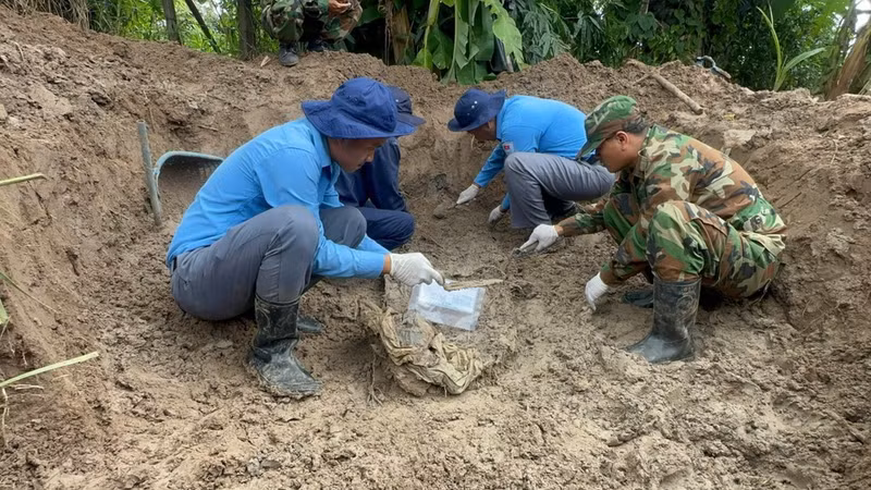 Les officiers et les soldats de l'équipe K72 récupèrent les restes des soldats tombés au combat au Cambodge.Photo : NDEL.