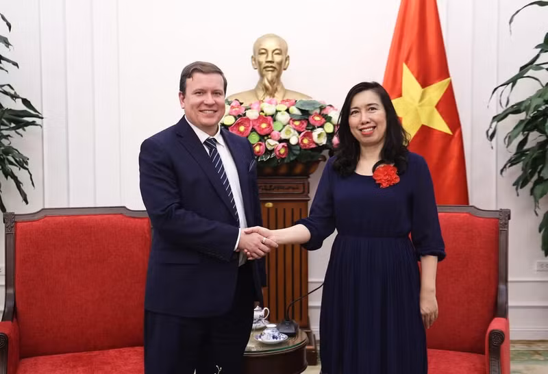 La vice-ministre des Affaires étrangères, Lê Thi Thu Hang, reçoit le ministre finlandais du Commerce extérieur et du Développement, Ville Tapani Tavio. Photo : baoquocte.vn