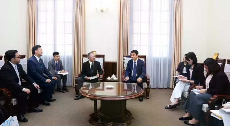 Le vice-ministre des Affaires étrangères, Le Anh Tuan, a reçu le 9 juillet à Hanoi Nakata Takahiro, consul honoraire du Vietnam à Hokkaido. Photo : baoquocte.vn