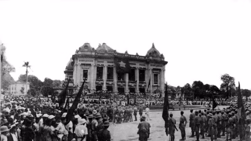 Rassemblement révolutionnaire d’Août bouillonnant dans la capitale Hanoï. Photo d’archives : VNA.