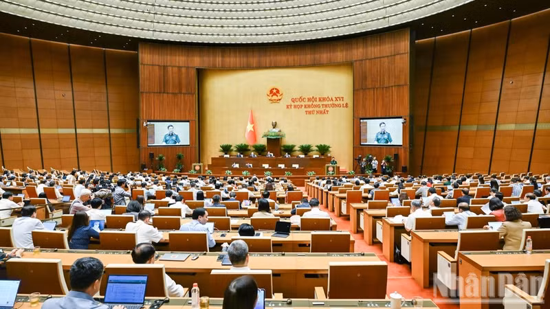 Le général Phan Van Giang, vice-Premier ministre et ministre de la Défense, présente des rapports sur les projets de loi relatifs à la lutte contre les armes de destruction massive et à la défense. Photo : NDEL.