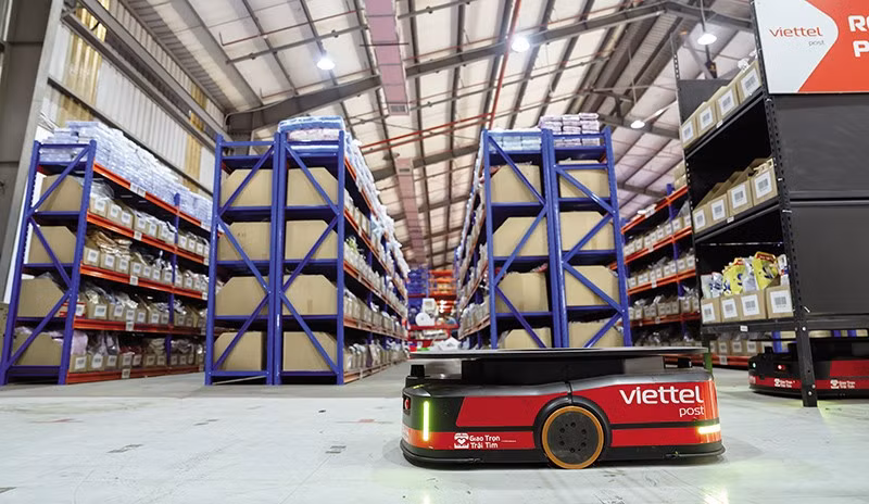 Des robots en activité au sein du complexe technologique de tri intelligent de Viettel Post, dans la zone industrielle de Quang Minh (Hanoï). Photo : Viettel Post.