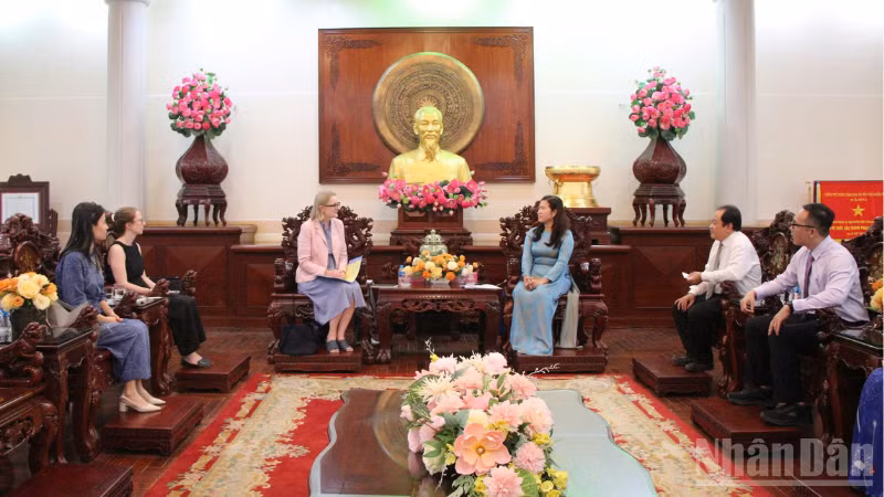 Le 7 août après-midi, Nguyen Thi Ngoc Diep, vice-présidente du Comité populaire municipal le Comité populaire de la ville de Can Tho a reçu une délégation du consulat général d’Australie à Ho Chi Minh-Ville. Photo : NDEL.
