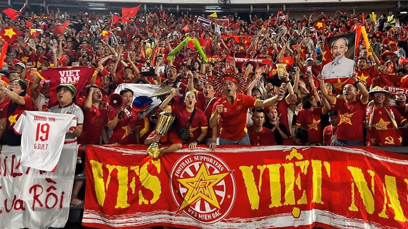 Des supporters vietnamiens au stade Rajamangala, à Bangkok en Thaïlande. Photo : VNA.