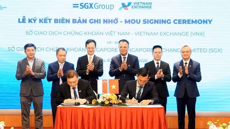 Cérémonie de signature d’un protocole d’accord entre la VNX et la SGX sur le développement des produits DR. Photo : NDEL.