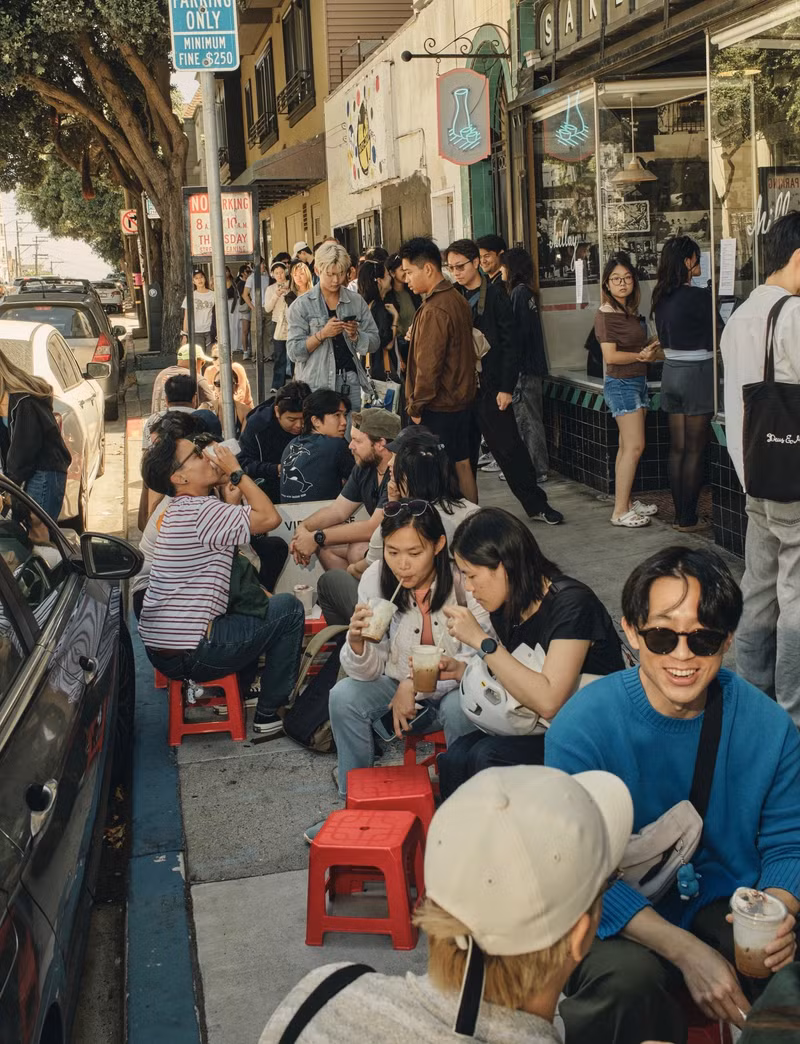 Des clients occidentaux et vietnamiens font la queue pour acheter du café. Photo : vietnamnet.vn