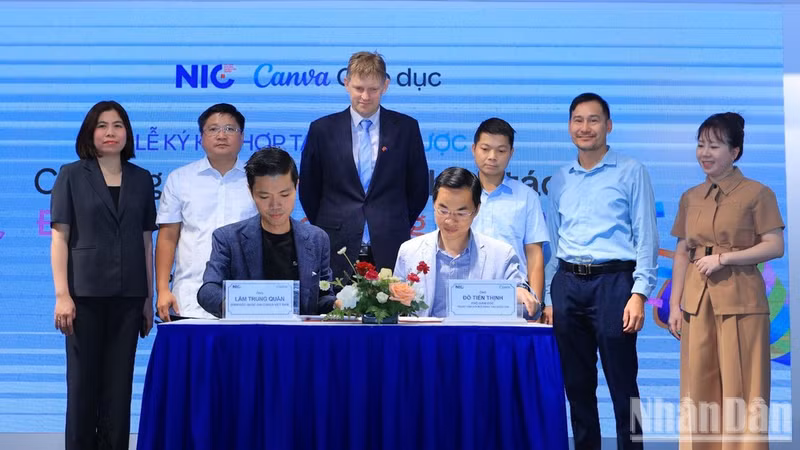 Signature de l’accord de coopération entre le NIC et Canva Vietnam. Photo : NDEL.