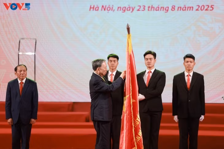 Le secrétaire général du Parti communiste vietnamien To Lam remet l’Ordre du Travail de première classe au ministère de la Culture, des Sports et du Tourisme. Photo : VOV.