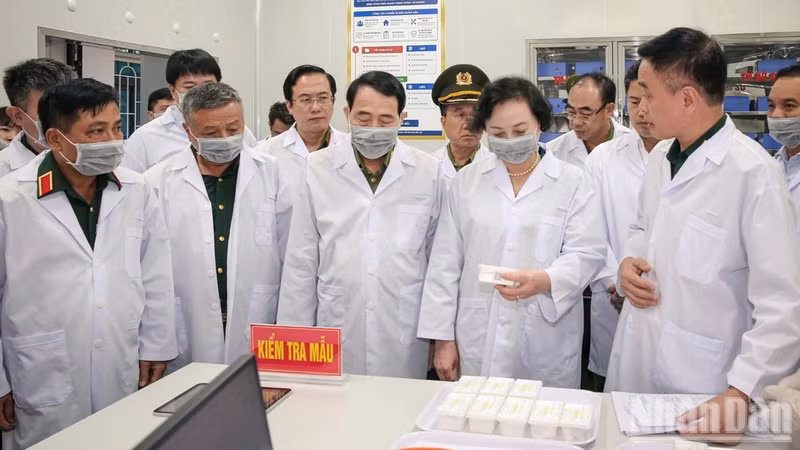 La vice-PM Pham Thi Thanh Tra et sa délégation ont inspecté les installations de stockage et de conservation des restes de soldats tombés au combat, situées dans les entrepôts K4 et 708. Photo : NDEL
