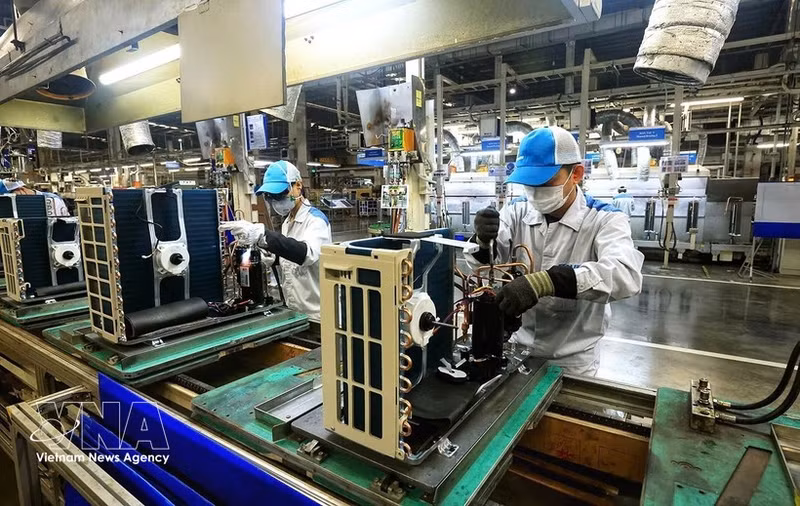 L'industrie manufacturière demeure le principal moteur de cette croissance, avec une progression de 9,73 %. Photo : VNA.