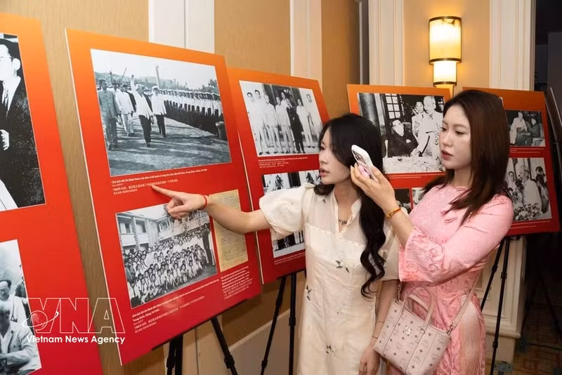 Des étudiants vietnamiens en séjour au Yunnan, en Chine, étudient les activités révolutionnaires du Président Hô Chi Minh en Chine. Photo : VNA.