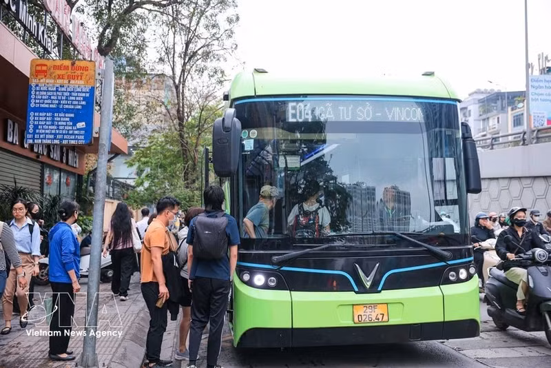 Hanoi accélère sa transition verte avec 28 nouveaux bus électriques en circulation, ici, des passagers montent à bord d'un bus électrique dans la rue Minh Khai. Photo : VNA.