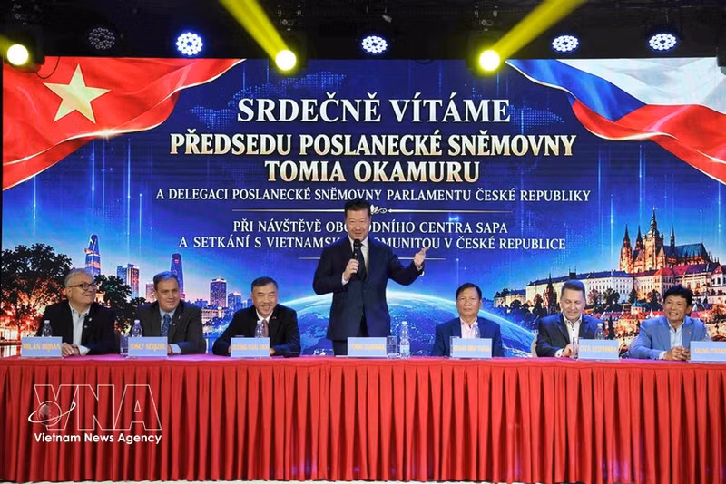 Le président de la Chambre tchèque à la rencontre de la communauté vietnamienne. Photo : VNA.