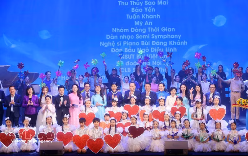Le président de l’Assemblée nationale, Tran Thanh Man, et les délégués posent avec les artistes participant au programme. Photo: VNA