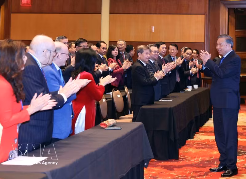 Le secrétaire général du Parti et président vietnamien To Lam rencontre des représentants de la communauté vietnamienne au Canada. Photo: VNA