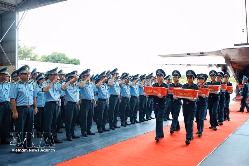 La cérémonie d’hommage et de remise des échantillons a été organisée conjointement par l’Armée de défense aérienne et de l’air, la Zone militaire 9 et les autorités de Can Tho, Dong Thap, An Giang, Vinh Long et Ca Mau. Photo : VNA