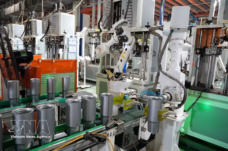L'indice de production industrielle enregistre un bond de 12,3% sur neuf mois. Photo : VNA.